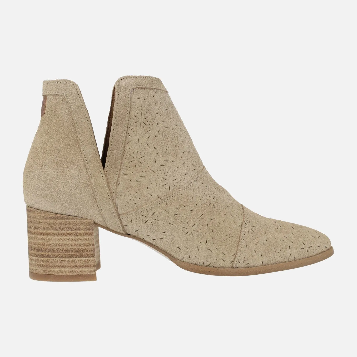 Botines Azahara grabado de Popa en serraje beige con detalle de picados