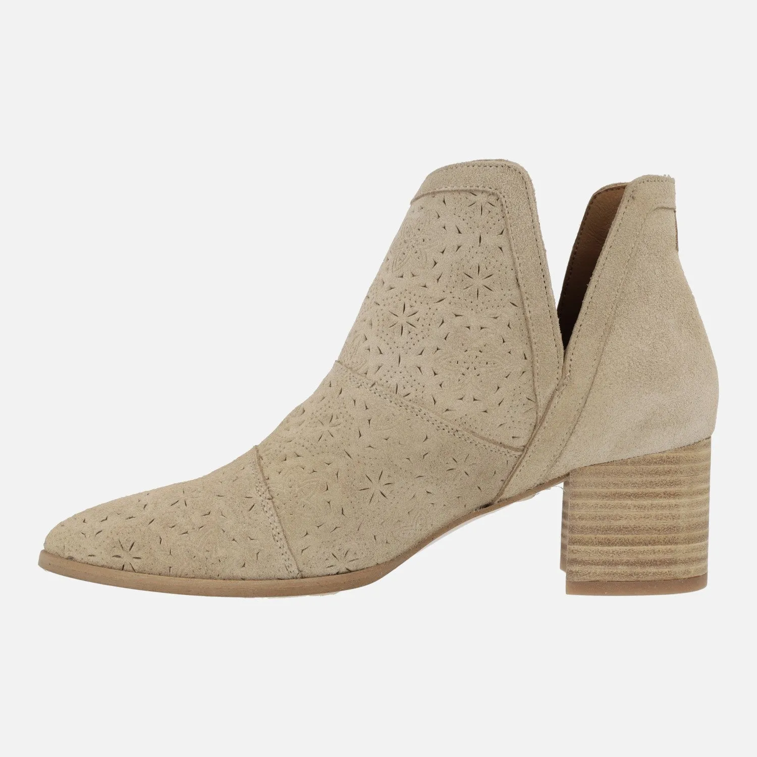 Botines Azahara grabado de Popa en serraje beige con detalle de picados