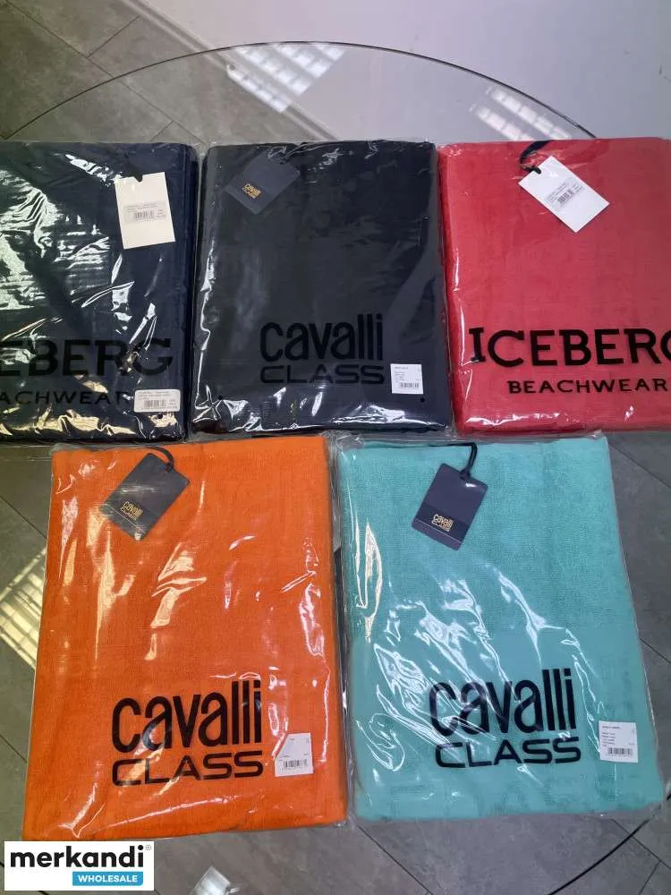 ¡Licuar toalla de playa Cavalli Class, Trussardi, Iceberg y Bikkembergs stock!